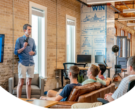 講義中の男性とそれを聴く人々